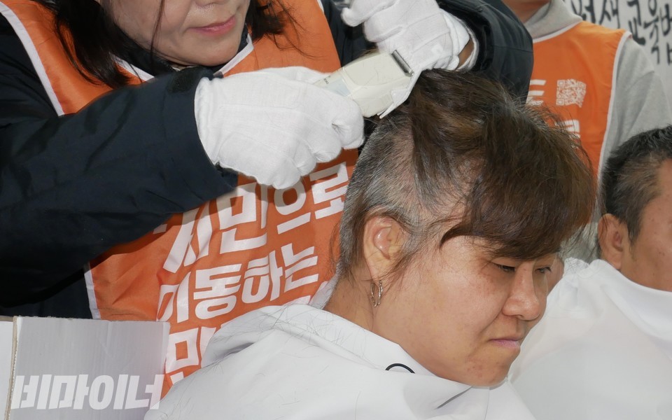 삭발투쟁 현장. 사진 하민지