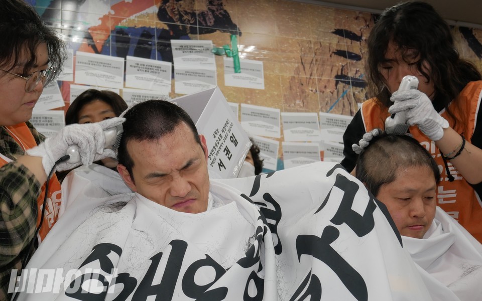 삭발투쟁 중인 장애인야학의 학생과 교사. 사진 하민지