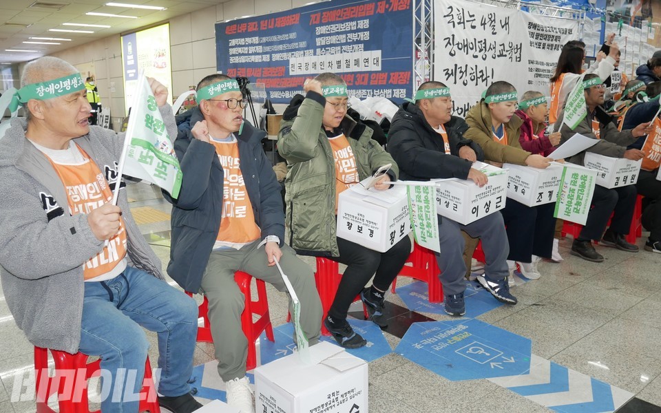구호를 외치는 삭발자들. 사진 하민지