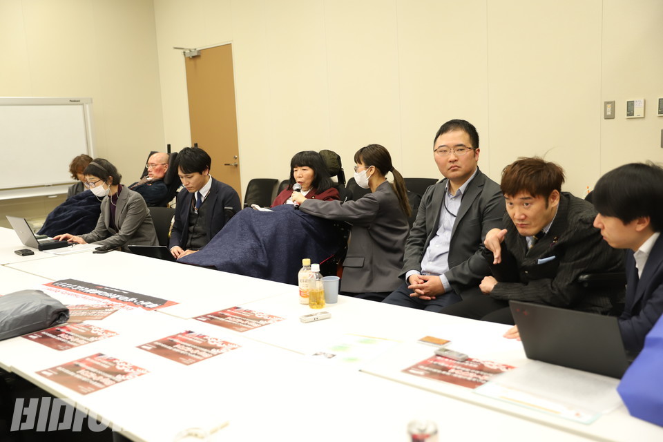 일본 AA 특사단이 레이와 신센구미 정당의 중증장애인 의원들과 만남을 갖고 있다. 사진 김소영