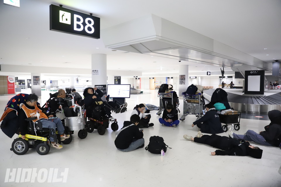 27일 밤, 한국행 비행기가 결항되어 공항에서 대기하고 있는 일본 AA 특사단. 사진 김소영