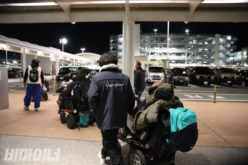 장애인콜택시가 잡히지 않아 일본 AA 특사단이 도보로 호텔을 가기 위해 공항을 나서고 있다. 사진 김소영