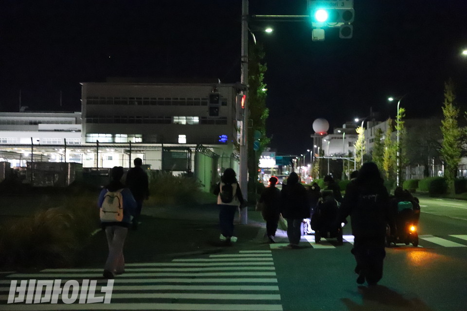 늦은 밤, 어둠 속에서 호텔로 향하고 있는 일본 AA 특사단. 사진 김소영