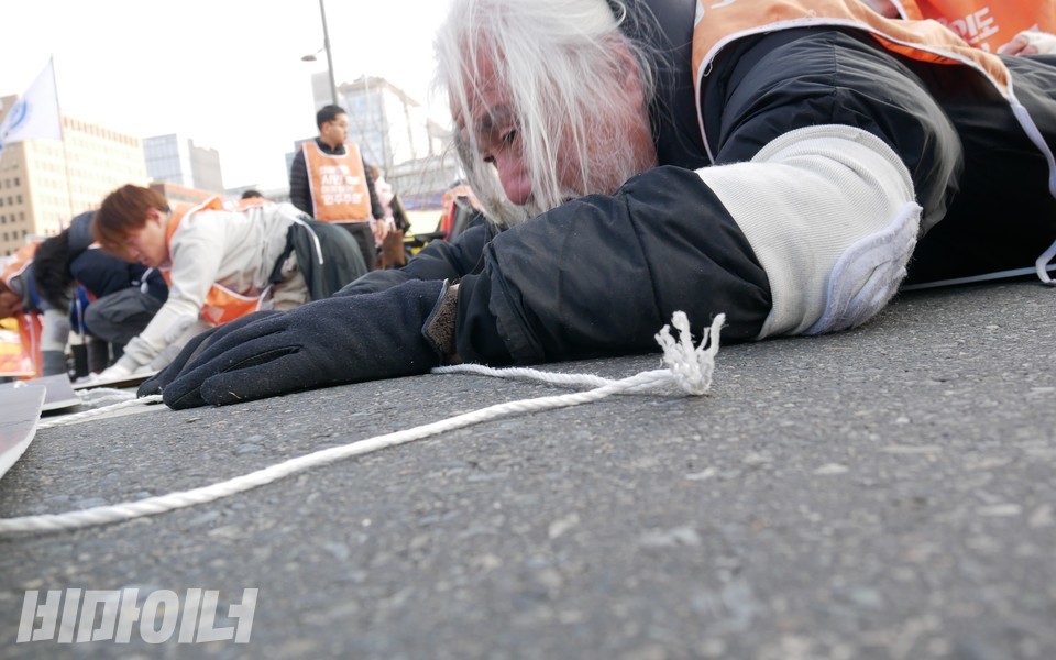 포체투지 중인 장애인들. 사진 하민지