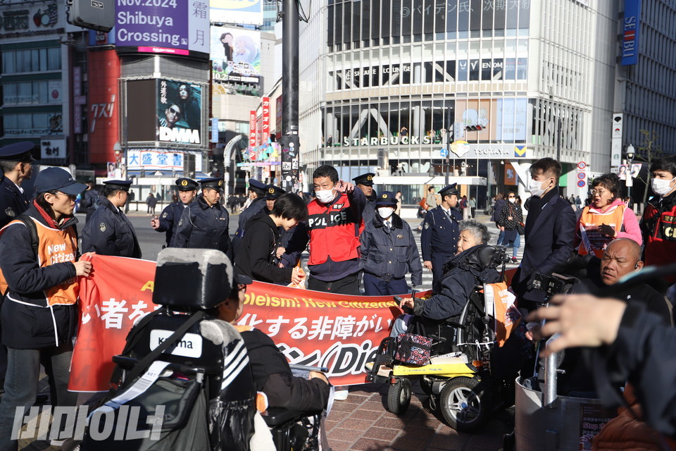많은 일본 경찰들이 시부야 스크램블 교차로에서의 다이인 행동을 저지하고 있다. 사진 김소영