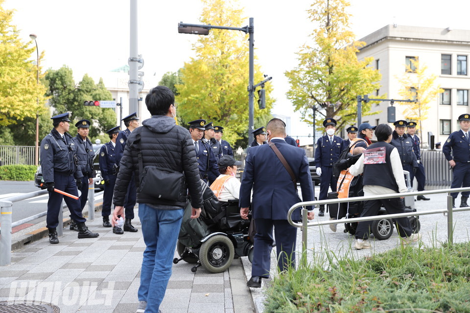 일본 AA 특사단을 둘러싸며 감시하고 있는 일본 경찰들. 일본 경찰들은 지하철부터 목적지에 가는 길까지 따라왔다. 사진 김소영