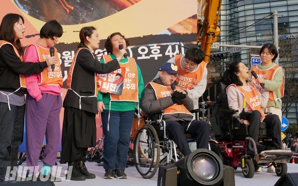 범시민대행진 집회 무대에 올래 노래 공연 중인 노들장애인야학 학생과 교사. 사진 하민지