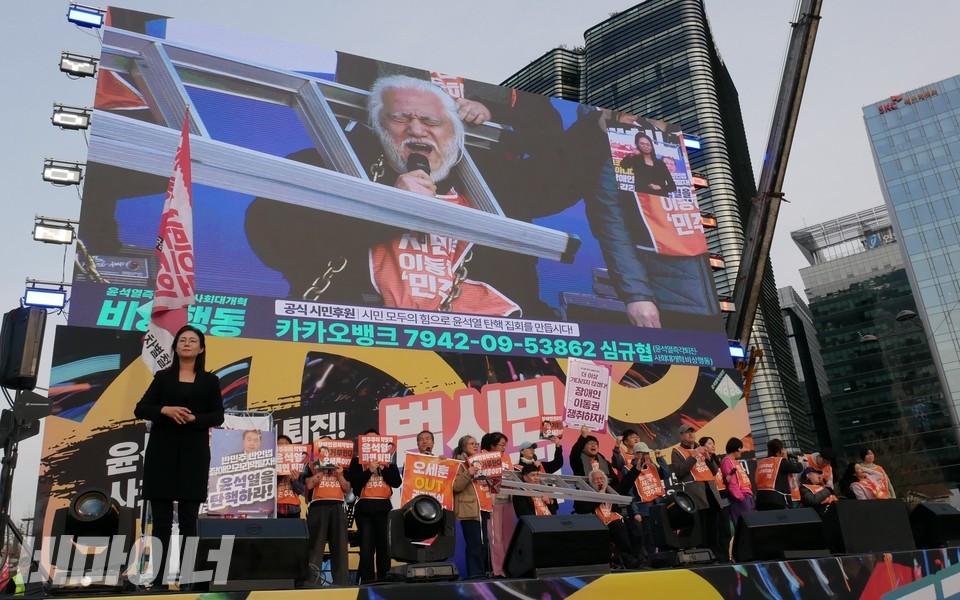 범국민대행진 집회에서 박경석 전장연 상임공동대표가 구호를 외치고 있다. 사진 하민지