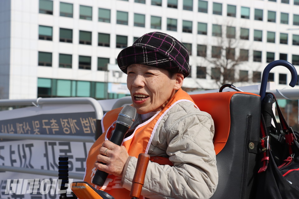 장애인평생교육법 제정을 위해 삭발을 감행한 노들장애인야학 학생인 장애경 활동가가 발언하고 있다. 사진 김소영