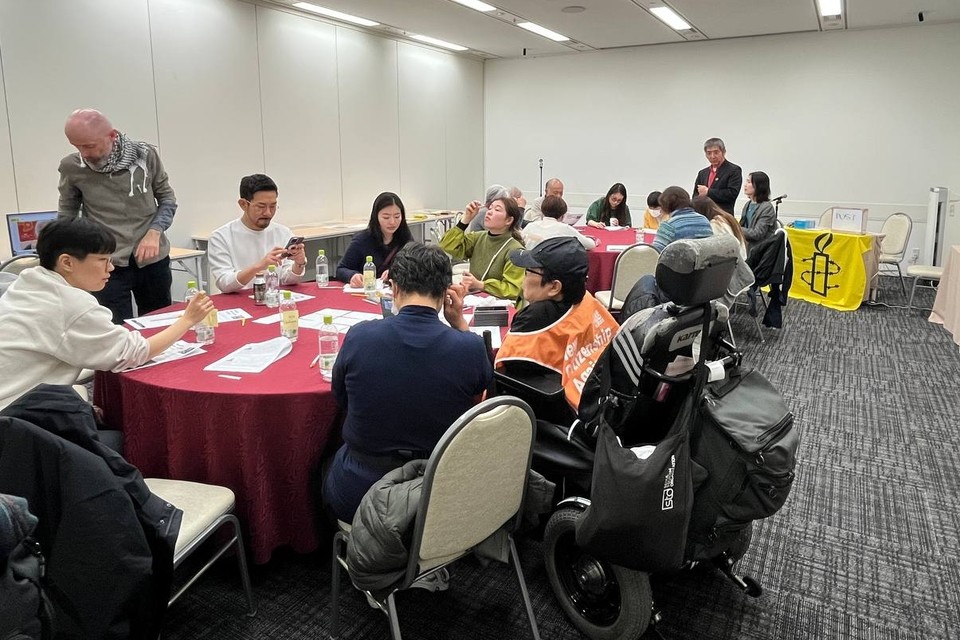 오사카에서 진행된 국제앰네스티 편지쓰기 캠페인 간담회 현장. 많은 일본 오사카 시민들이 원탁에 둘러앉아 있다. 사진 신지현 활동가 제공