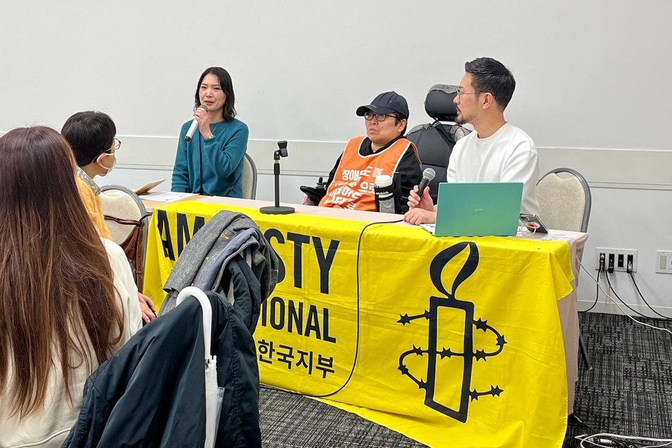 오사카에서 진행된 국제앰네스티 편지쓰기 캠페인 간담회에서 이수미 대표가 참석자들 앞에 앉아 있다. 사진 신지현 활동가 제공