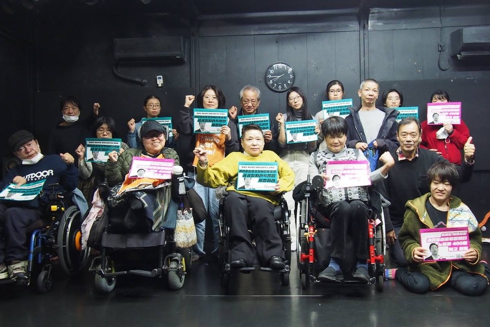 타이헨 극단 단원들과 이수미 대표, 신지현 활동가가 사진을 찍고 있다. 모든 이들은 오세훈 서울시장을 규탄하는 권리스티커를 들고 있다. 사진 신지현 활동가 제공