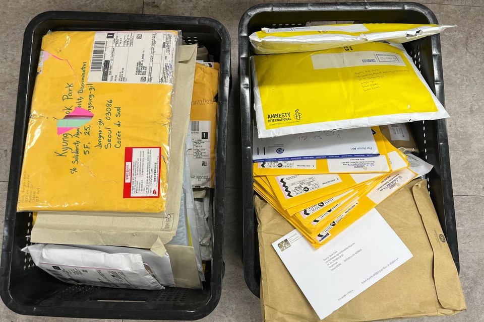 박경석 대표와 전장연 활동가들에게 온 세계시민의 연대 편지가 바구니에 가득 쌓여있다. 사진 신지현 활동가 제공