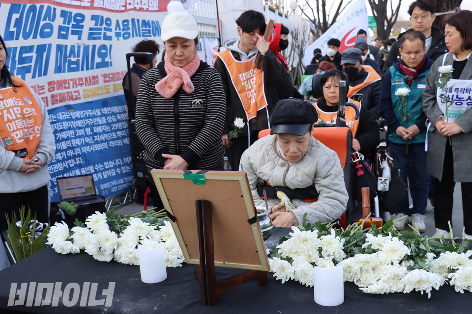 최정환 열사 30주기 추모제 참석한 이들이 헌화하고 있다. 사진 김소영