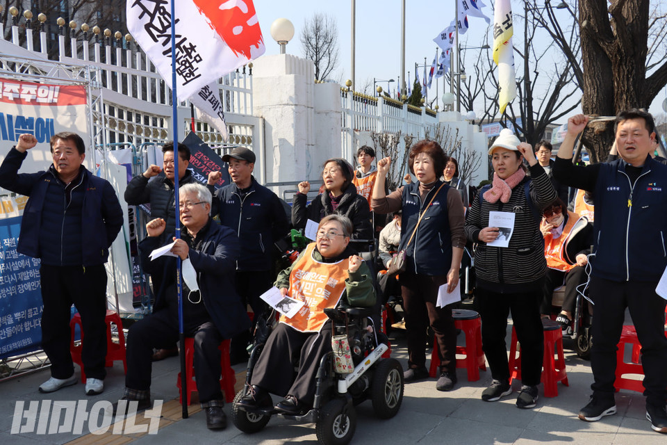 최정환 열사 30주기 추모제 참석자들이 민중의례 순서에서 주먹 쥔 손을 높이 들며 임을 위한 행진곡을 부르고 있다. 사진 김소영
