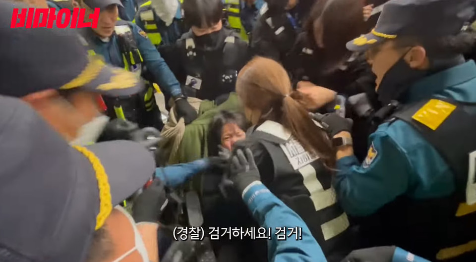 서울교통공사 보안관들과 경찰들이 문애린 가치이룸장애인자립생활센터 활동가를 폭력적으로 제압하고 있다. 사진 비마이너 영상 캡처
