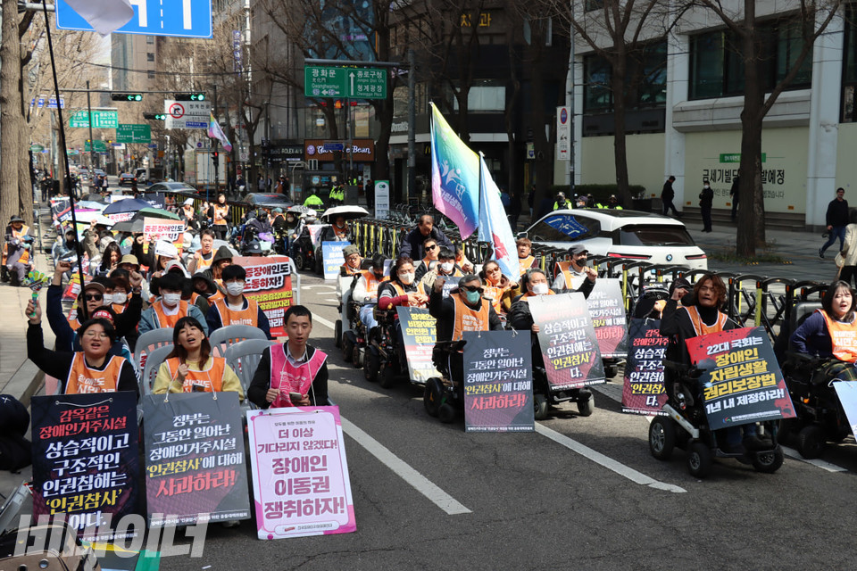 서울장애인차별철폐연대가 26일 오전 11시 서울시청 동편에서 ‘윤석열은 파면으로! 오세훈은 심판대로! 장애인은 지역사회로! 2025 서울420장애인차별철폐투쟁 선포 결의대회’를 열고 있다. 사진 김소영