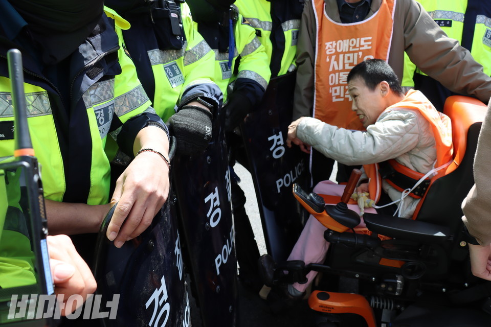 장애경 노들장애인야학 학생이 행진을 가로막는 경찰에 항의하고 있다. 사진 김소영