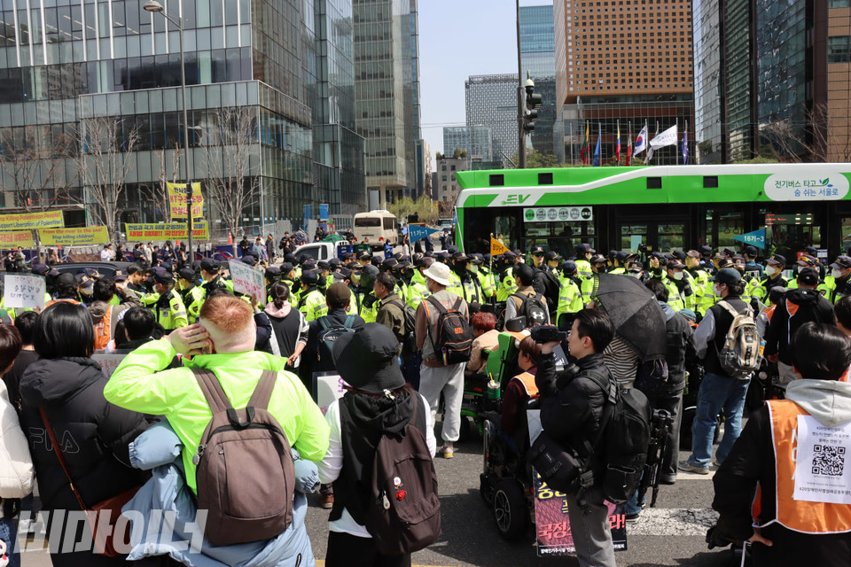 경찰이 행진 대오를 가로막고 있다. 사진 김소영