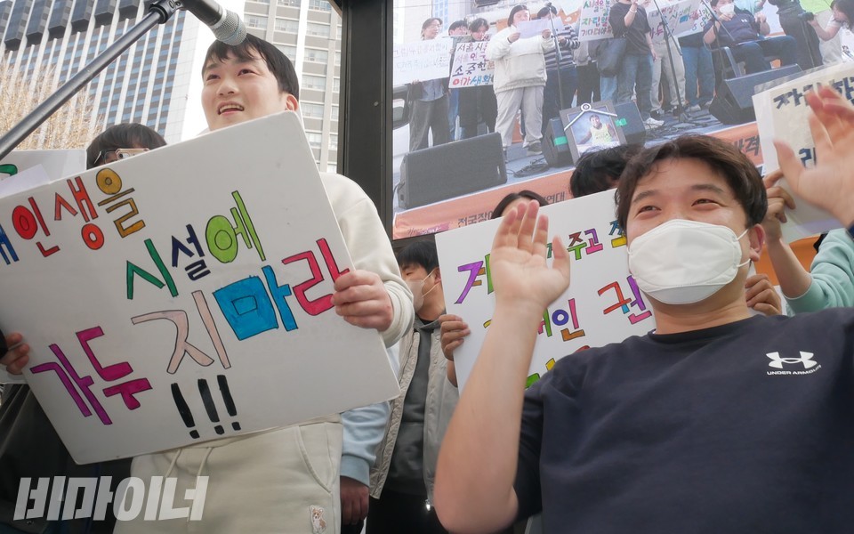노래 중인 피플퍼스트 활동가들. 사진 하민지