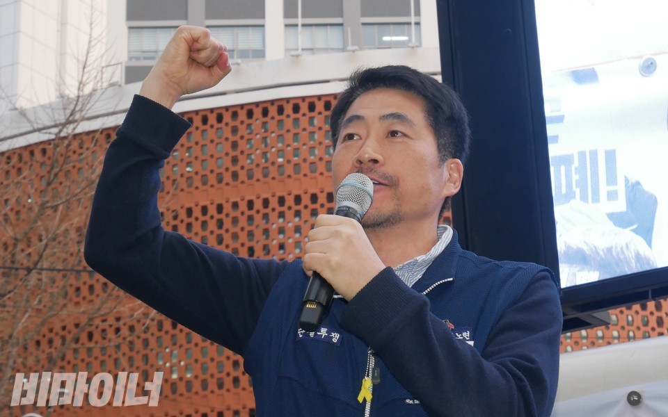 최영찬 민주노점상전국연합 의장이 구호를 외치고 있다. 사진 하민지