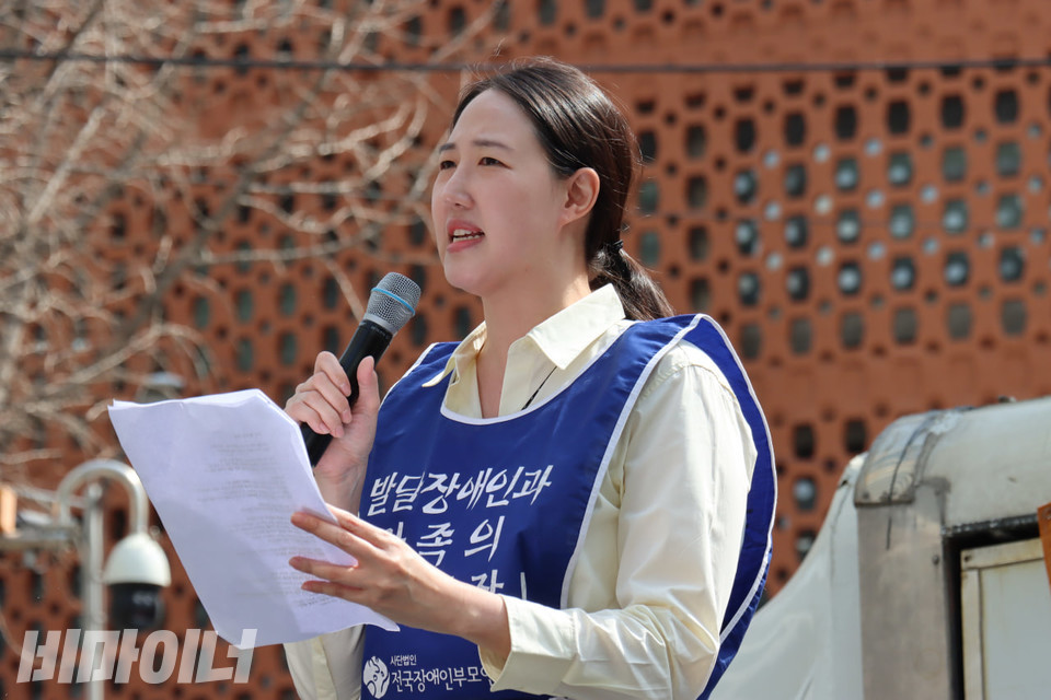 김연 전국통합교육학부모협의회 회장이 감정에 북받친 듯 발언하고 있다. 사진 김소영