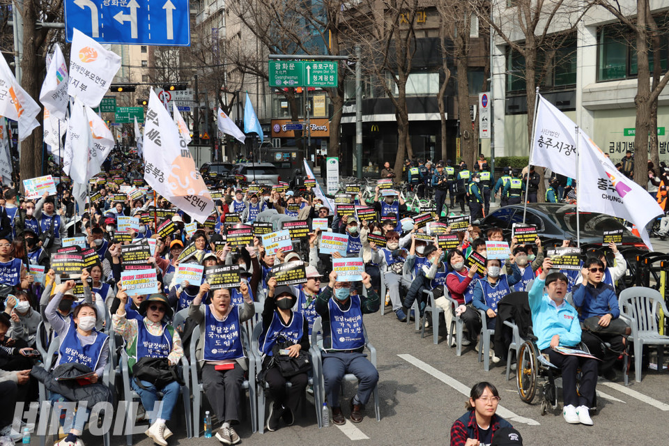  26일 오후 1시, 전국의 장애인 부모들 1000여 명이 서울시청 동편에서 열린 ‘전국장애인부모연대 2025년 투쟁 선포식’에 참여하고 있다. 참여자들이 피켓을 높이 들고 구호를 외치고 있다. 사진 김소영