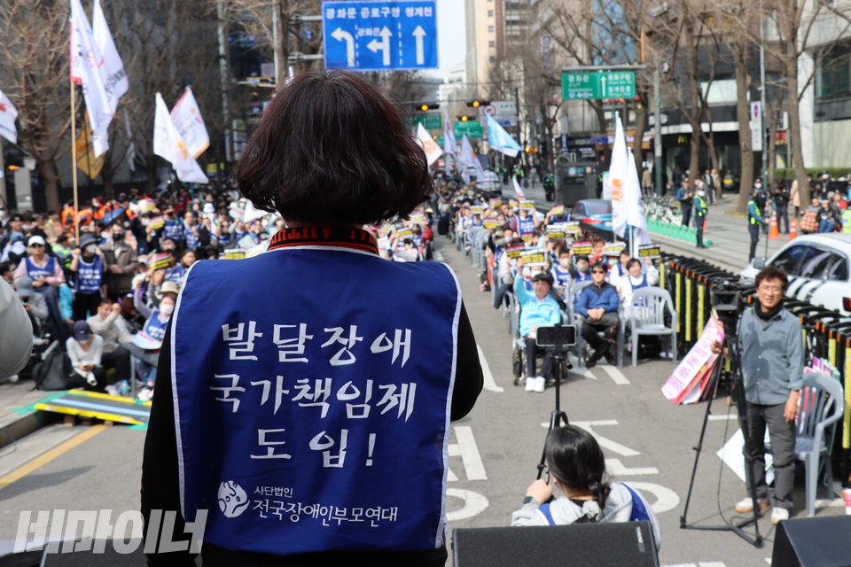 태연재활원 학대 피해자의 어머니 ㄱ 씨가 발언하고 있는 뒷모습. 사진 김소영