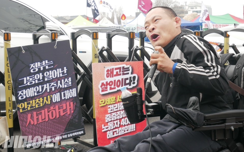 신경수 민들레야학 활동가가 발언 중이다. 사진 하민지