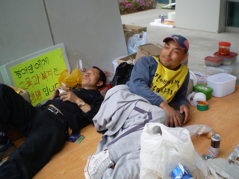 2008년 4월 23일, 노숙농성 중인 김용섭. 사진 전장연