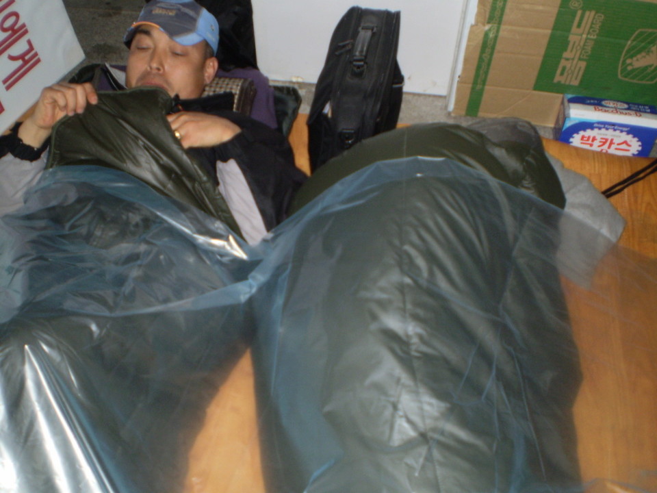2008년 4월 23일, 원주시청 앞에서 노숙농성 중인 김용섭. 사진 전장연