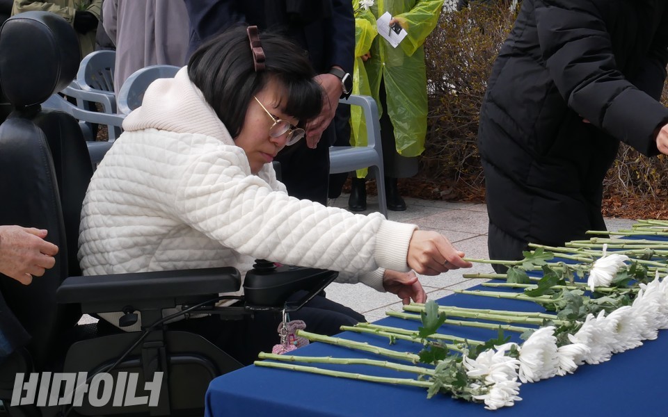 3월 18일, 최지원 원주센터 활동가가 김용섭의 영정 앞에 헌화하고 있다. 사진 하민지