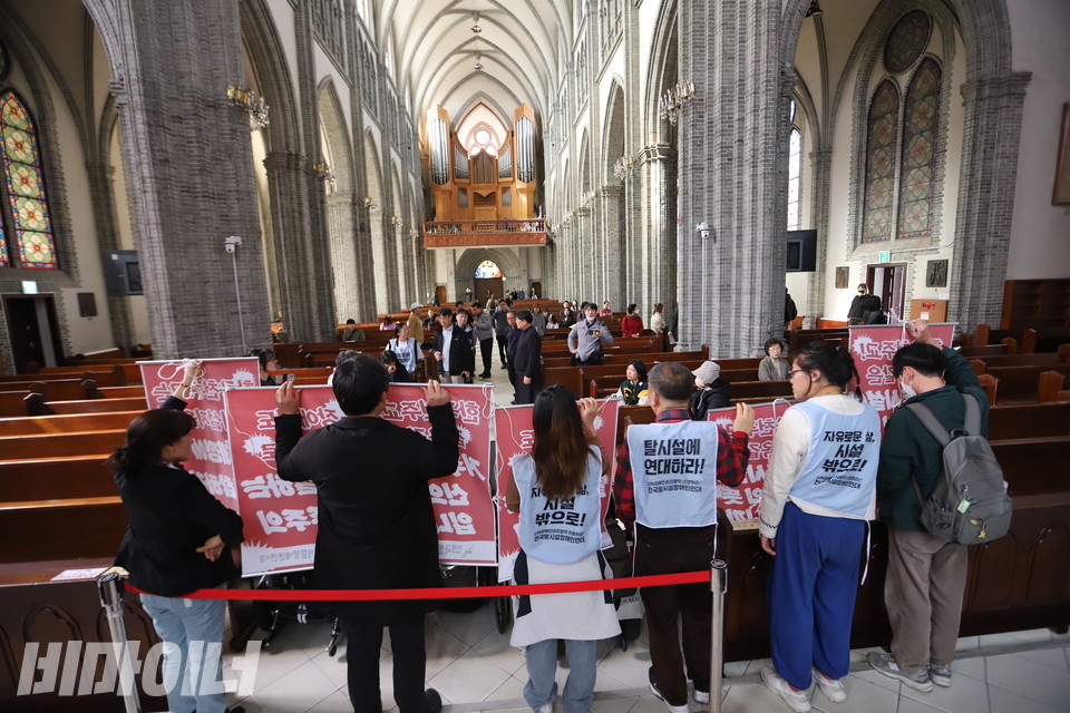 전국탈시설장애인연대가 지난 6일 오후 2시 30분 장애인의 탈시설권리를 왜곡하는 한국천주교주교회의 사회복지위원회 위원장인 조규만 주교에게 면담을 요청하기 위해 서울 중구에 위치한 명동대성당에서 기습 시위를 벌이고 있다. 사진 김소영