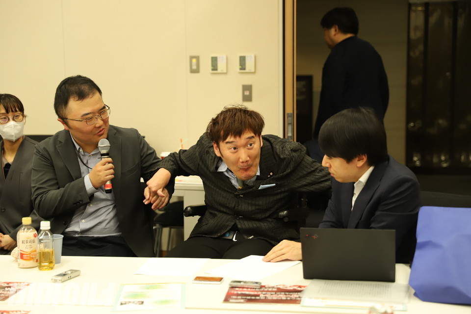 텐바타 다이스케 의원이 지원인의 손을 잡고 문장을 만들며 발언하고 있다. 사진 김소영