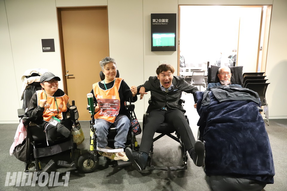 일본 특사단원들과 일본 참의원들이 기념사진을 찍고 있다. 왼쪽부터 이수미 전국탈시설장애인연대 서울지부 공동대표, 문경희 세종장애인차별철폐연대 상임공동대표, 텐바타 다이스케 의원, 후나고 야스히코 의원. 사진 김소영
