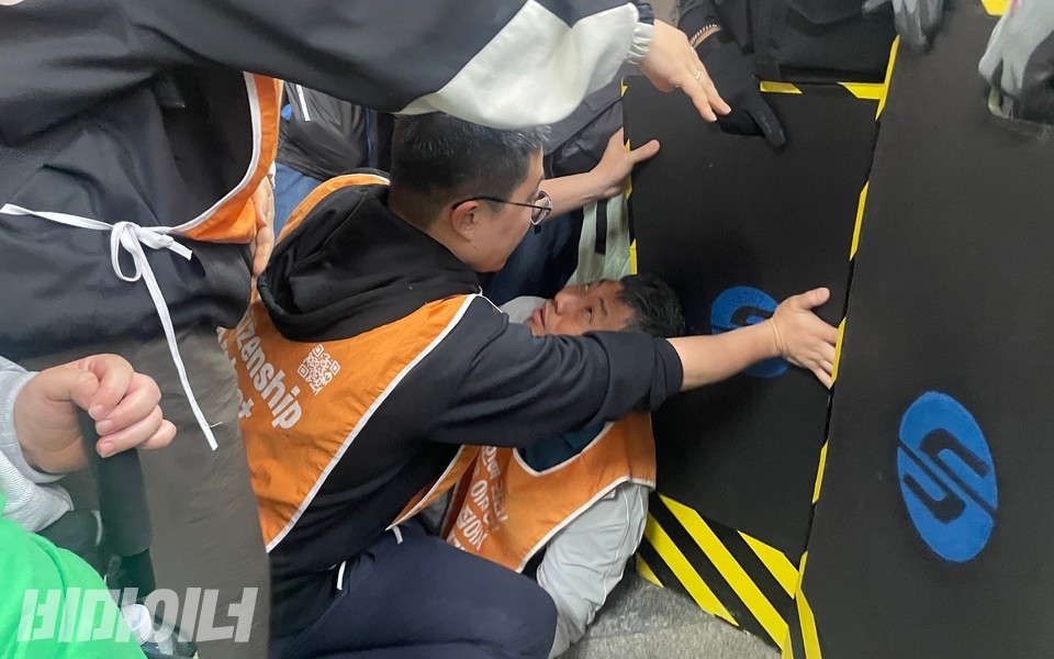 넘어진 사람들이 서로를 보호하고 있다. 사진 하민지