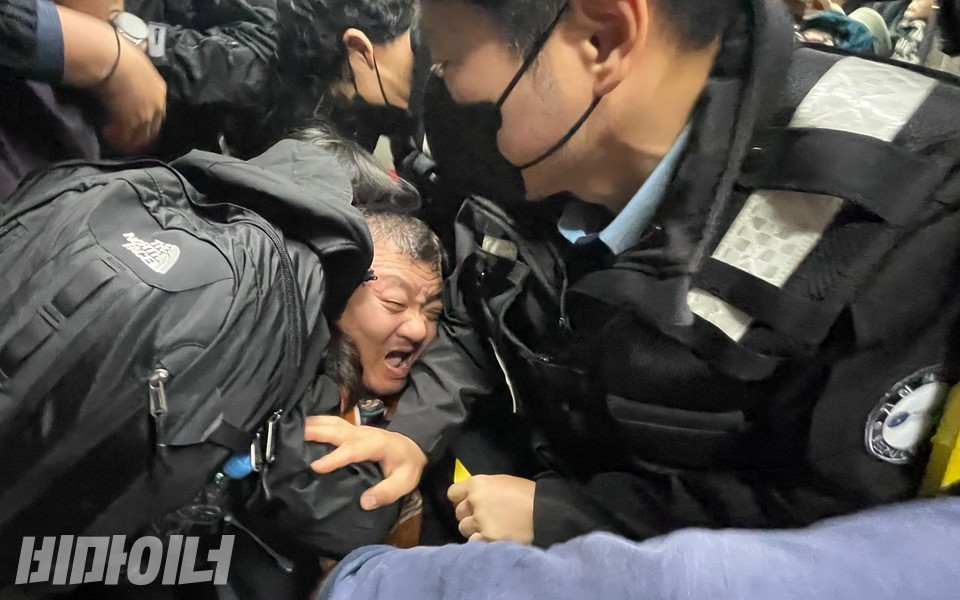 한 시민이 서울교통공사 직원의 폭력 때문에 고통을 겪고 있다. 사진 하민지