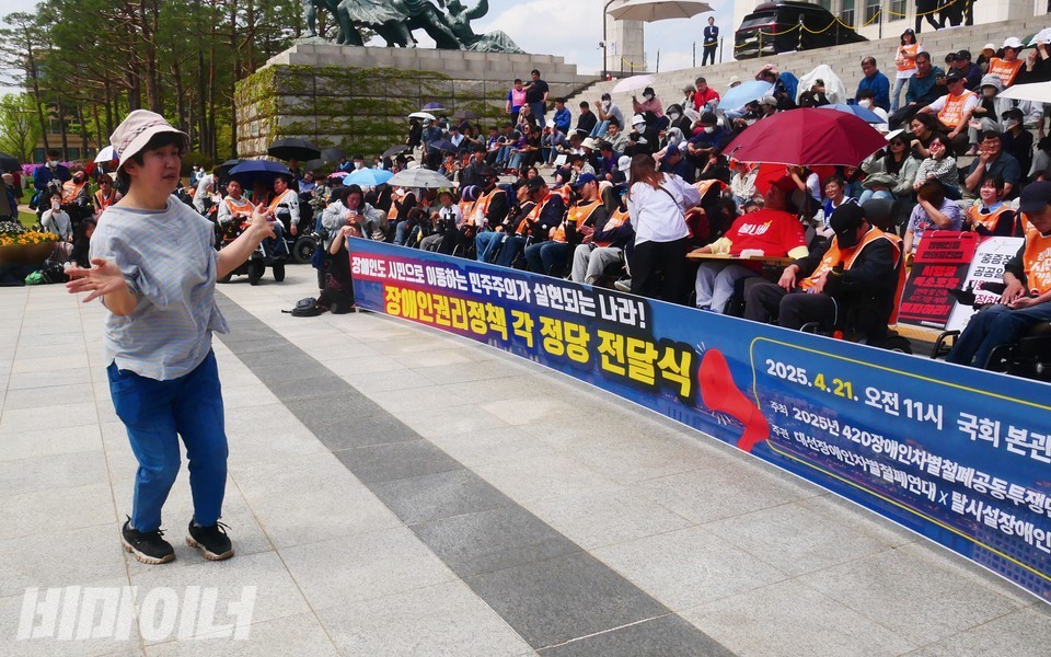 박성숙 노들장애인야학 학생이 춤을 추고 있다. 사진 하민지