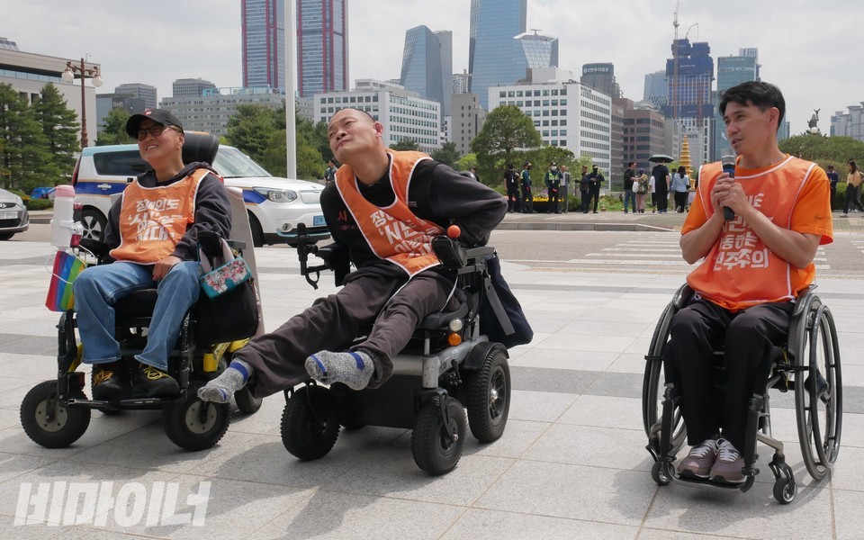 탈시설장애인당(當) 대(對)선 후보들. 왼쪽부터 문경희 세종장차연 대표, 신경수 민들레센터 활동가, 정기열 경기장차연 대표. 사진 하민지