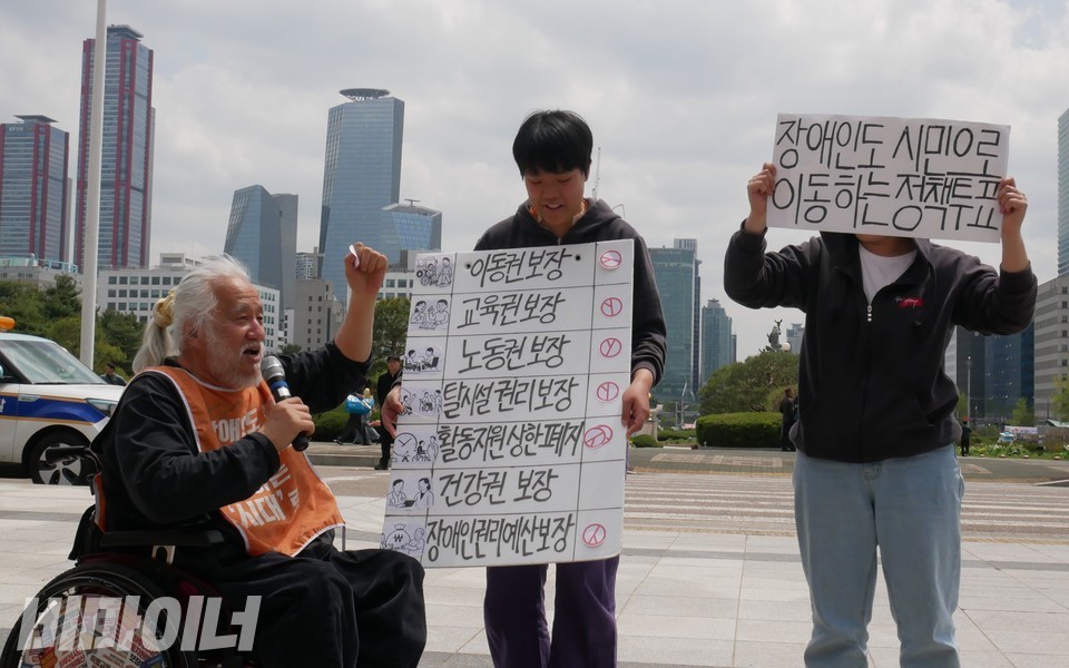 권리투표 퍼포먼스 중인 박경석 전장연 상임공동대표. 사진 하민지