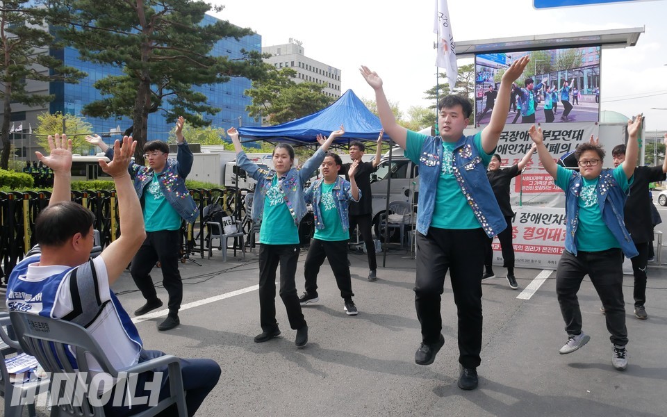 지역사회에 사는 발달장애인들이 공연을 선보이고 있다. 윤종술 부모연대 회장이 큰 박수를 보내는 중이다. 사진 하민지