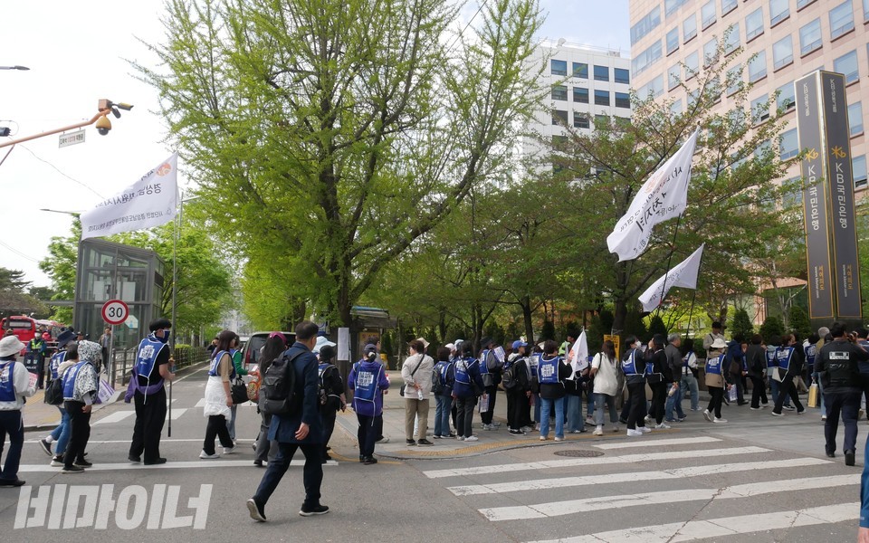 거대양당 당사를 향해 행진하는 부모연대 회원들. 사진 하민지