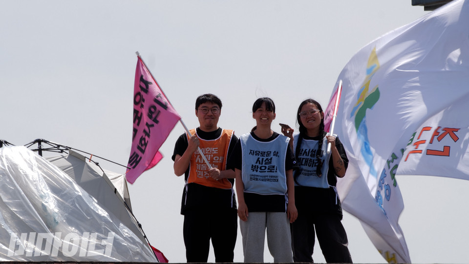 혜화동성당 종탑에서 고공 농성 중인 활동가들. 왼쪽부터 이학인, 박초현, 민푸름. 사진 비마이너