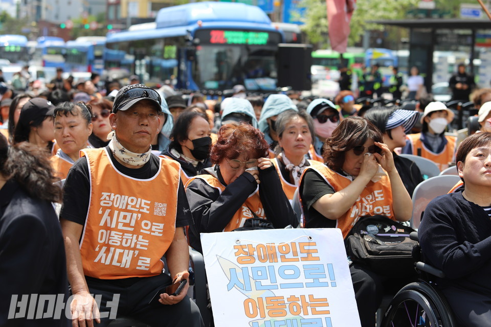 김용섭 운동가의 49재에 참석한 그의 동료들이 추모 영상을 보고 눈물짓고 있다. 사진 김소영