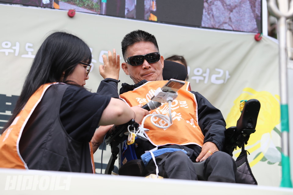 권오승 원주장애인자립생활센터 활동가가 AAC(보완대체의사소통)를 통해 발언하고 있다. 사진 김소영