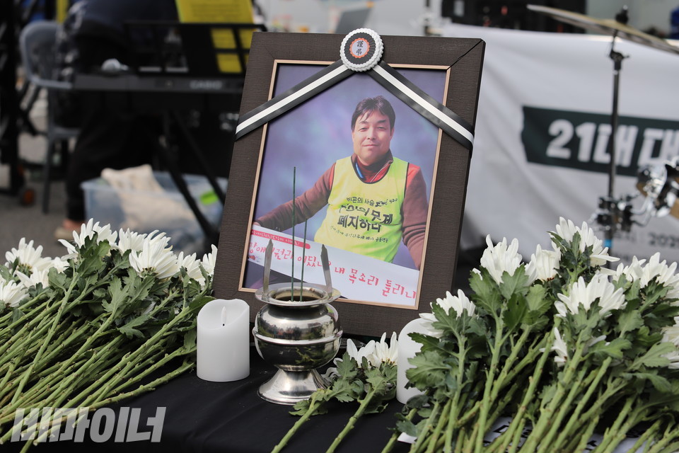 지난 2일 오후 1시, 서울시 종로구 혜화동성당 탈시설권리 고공농성장 앞에서 김용섭 자립생활운동가의 49재가 열렸다. 김용섭 운동가의 영정사진 앞에는 초와 향이, 옆에는 국화꽃들이 올려져 있다. 사진 김소영