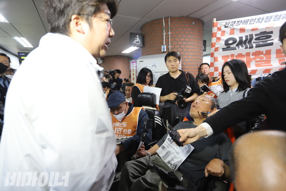 문성호 서울시의원이 이규식 서울장애인차별철폐연대 상임대표에게 퇴거를 요구하고 있다. 이 대표가 이에 항의하고 있다. 사진 김소영