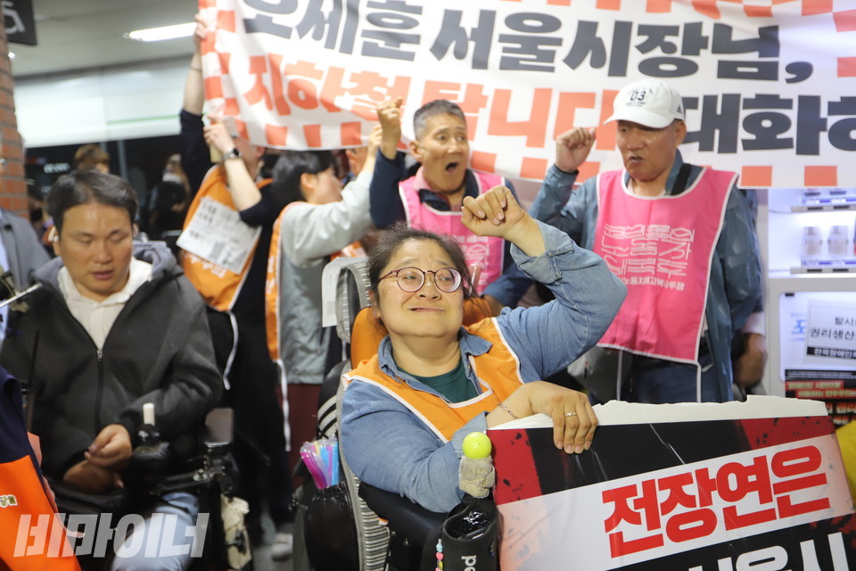 지하철 행동 참여자들이 손을 높이 들고 구호를 외치고 있다. 사진 김소영