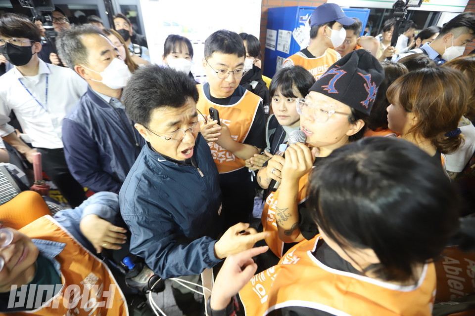 공연 난입에 항의하는 활동가에게 김선호 서울교통공사 고객안전지원센터 차장이 삿대질을 하고 있다. 사진 김소영