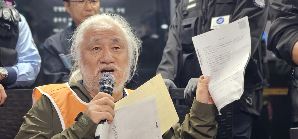 19일 오후 12시 30분, 서울 지하철 2호선 시청역 승강장에서 진행된 기자회견에서 박경석 전장연 대표가 혜화경찰서에서 보낸 출석요구서를 들고 발언하고 있다. 사진 전장연 제공